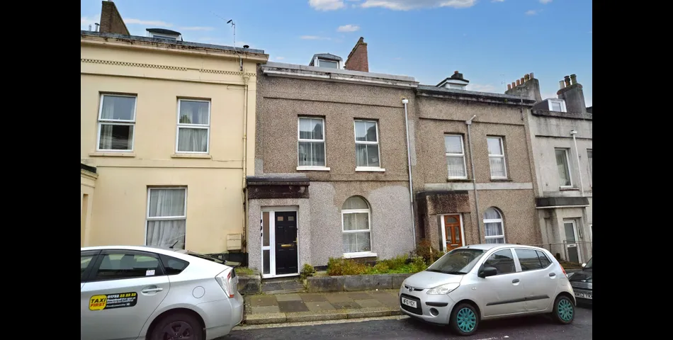 FOR SALE VIA BRADLEYS ONLINE AUCTION 12PM 24TH MARCH 2023. VIRTUAL TOUR AVAILABLE.