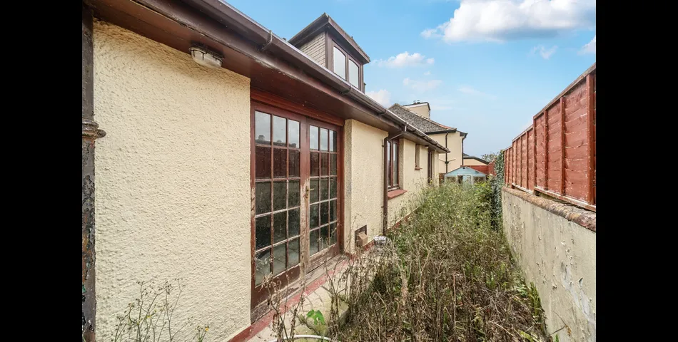 FOUR BEDROOM DORMER BUNGALOW ON OUTSKIRTS OF TOWN CENTRE