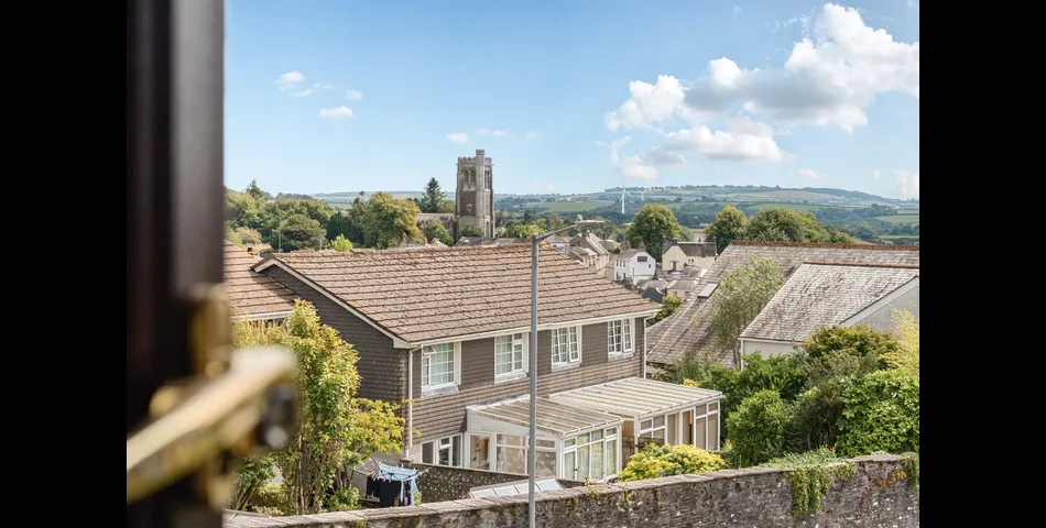 FOUR BEDROOM DORMER BUNGALOW ON OUTSKIRTS OF TOWN CENTRE