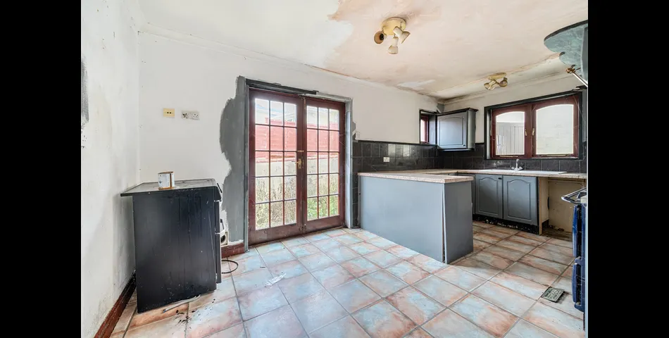 FOUR BEDROOM DORMER BUNGALOW ON OUTSKIRTS OF TOWN CENTRE