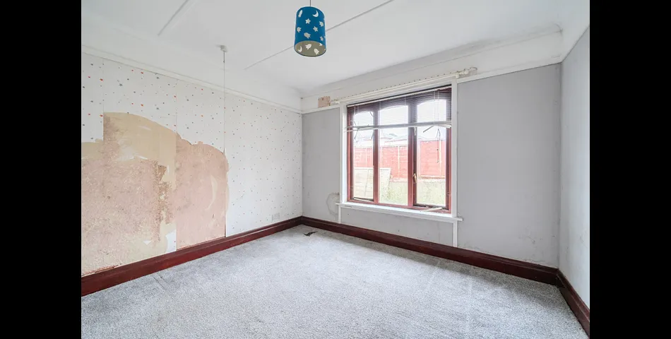 FOUR BEDROOM DORMER BUNGALOW ON OUTSKIRTS OF TOWN CENTRE