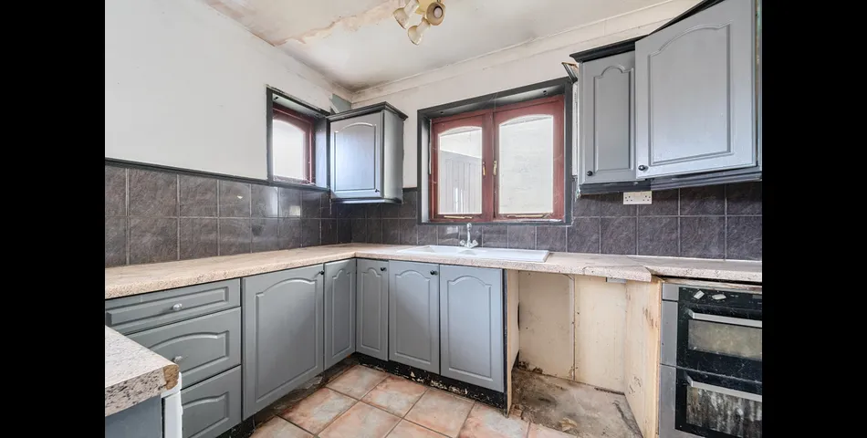 FOUR BEDROOM DORMER BUNGALOW ON OUTSKIRTS OF TOWN CENTRE