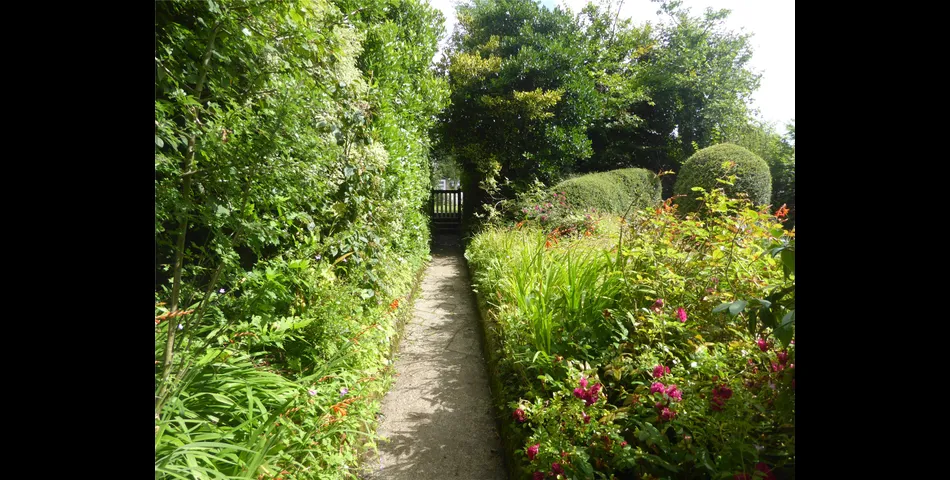 • 3 Bedrooms   •    • Grade II Listed   • Freehold   • Beautiful Location  •