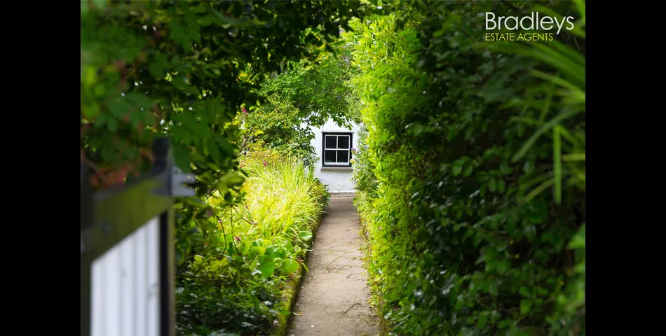 • 3 Bedrooms   •    • Grade II Listed   • Freehold   • Beautiful Location  •