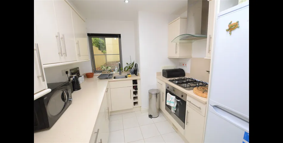 A MODERN FIRST FLOOR 2 BEDROOM APARTMENT CLOSE TO TORQUAY SEA FRONT