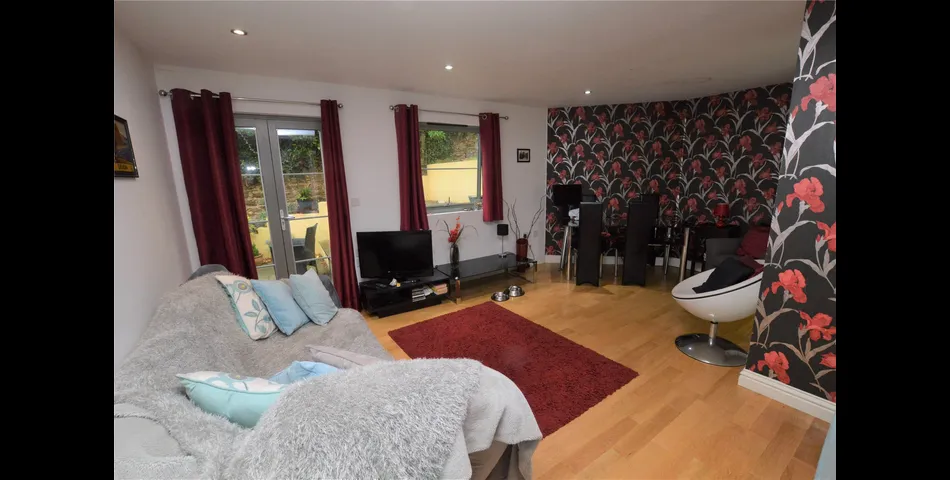 A MODERN FIRST FLOOR 2 BEDROOM APARTMENT CLOSE TO TORQUAY SEA FRONT