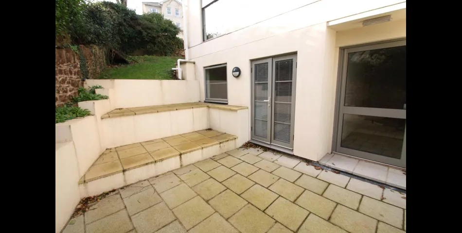 A MODERN FIRST FLOOR 2 BEDROOM APARTMENT CLOSE TO TORQUAY SEA FRONT