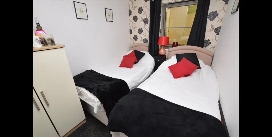 A MODERN FIRST FLOOR 2 BEDROOM APARTMENT CLOSE TO TORQUAY SEA FRONT