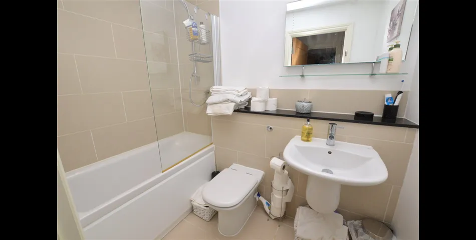 A MODERN FIRST FLOOR 2 BEDROOM APARTMENT CLOSE TO TORQUAY SEA FRONT