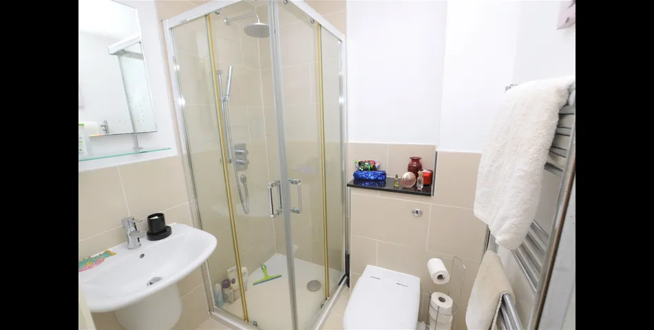 A MODERN FIRST FLOOR 2 BEDROOM APARTMENT CLOSE TO TORQUAY SEA FRONT