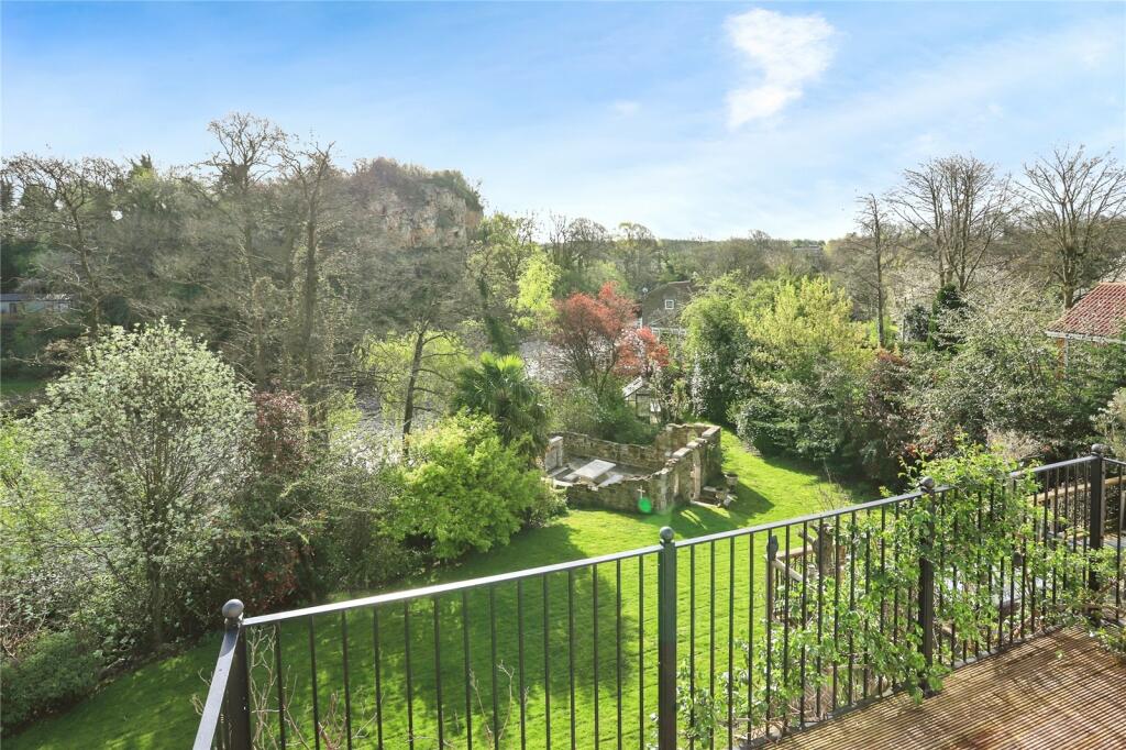 4 bed Detached