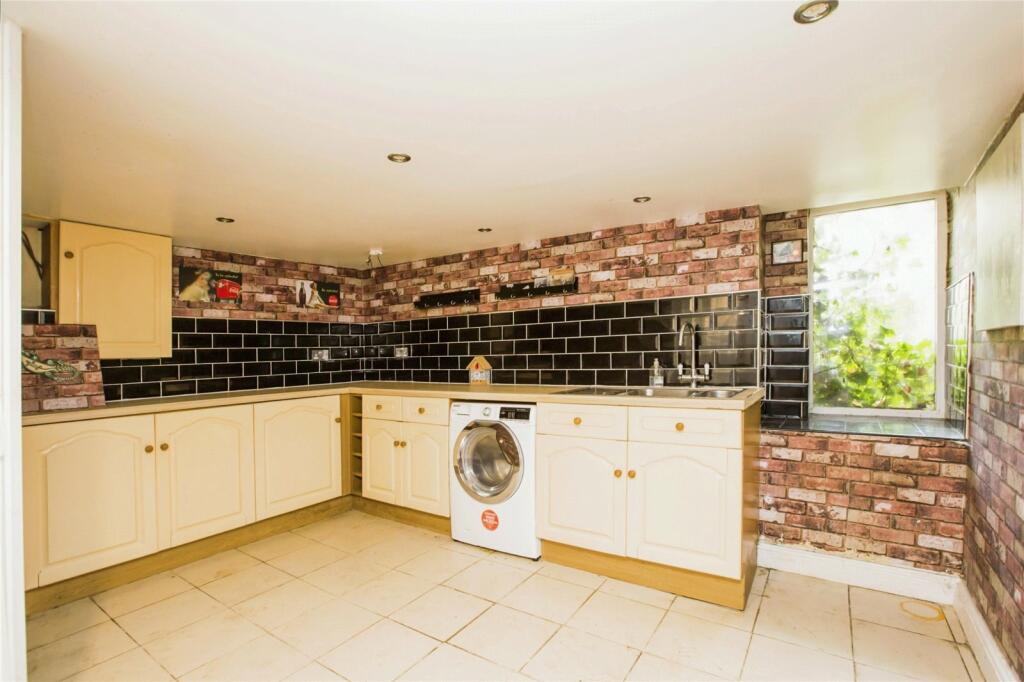 4 bed Detached