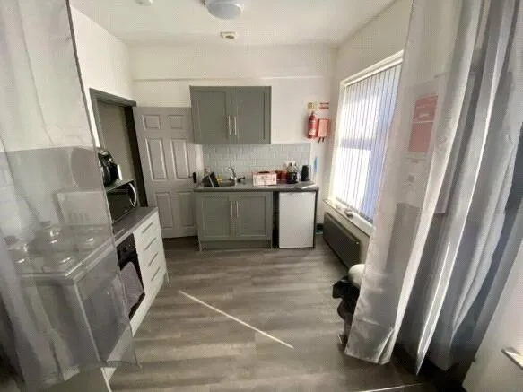 4 bed Mixed Use