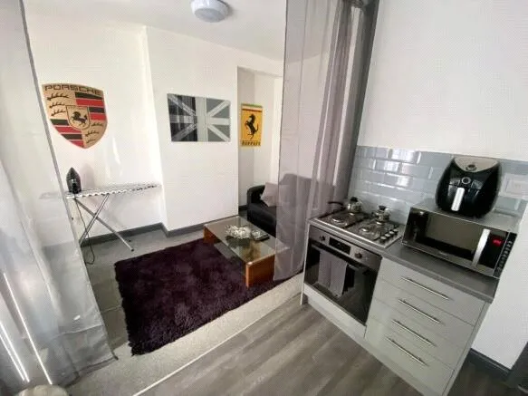 4 bed Mixed Use