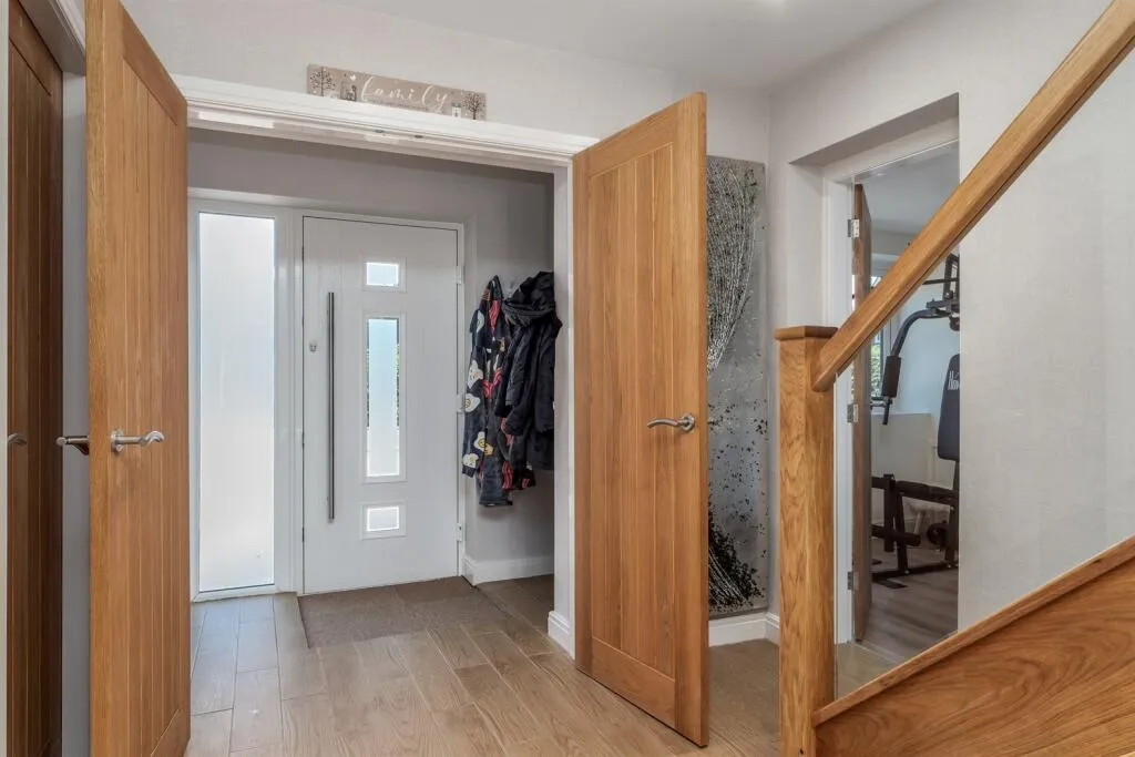 4 bed Link Detached House