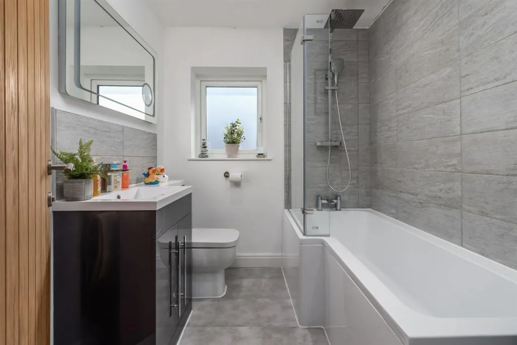 4 bed Link Detached House