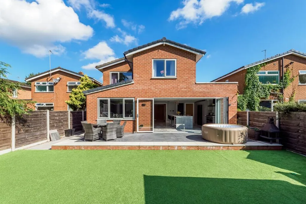 4 bed Link Detached House