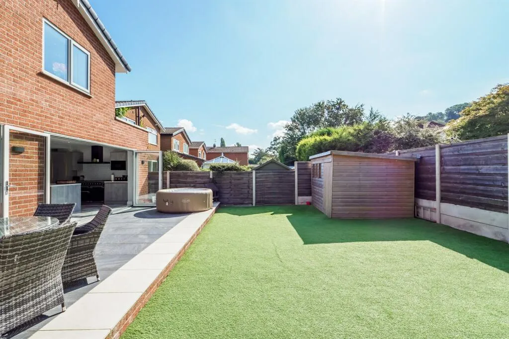 4 bed Link Detached House