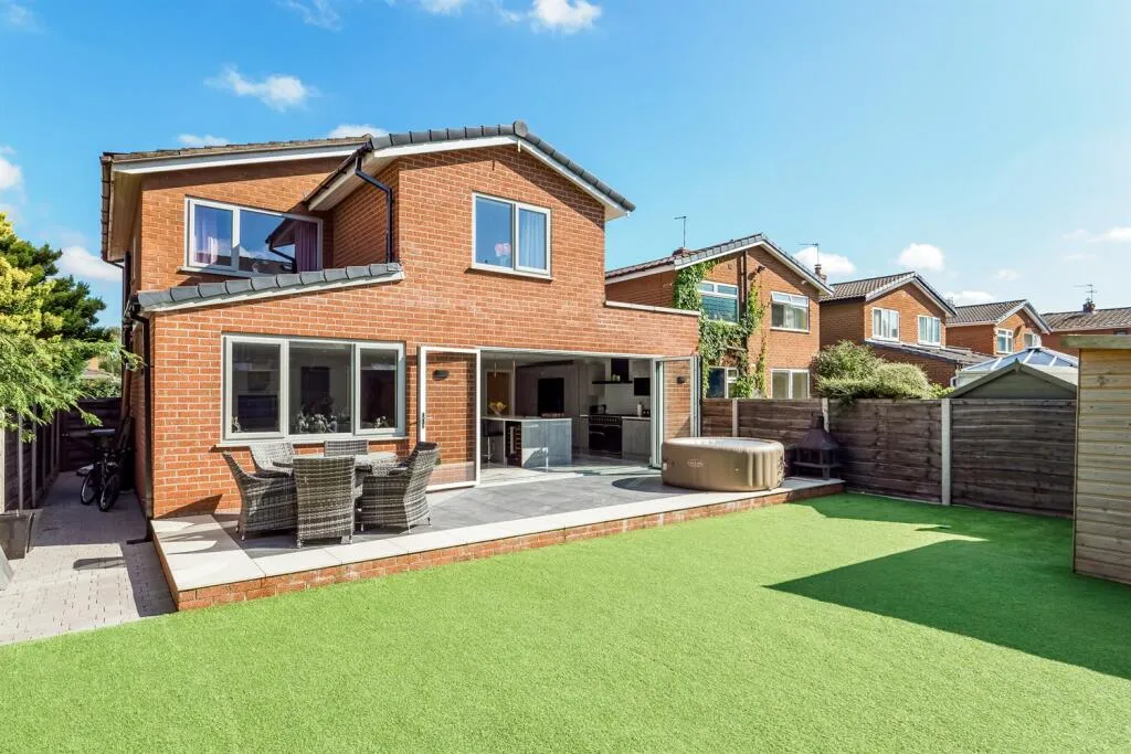 4 bed Link Detached House