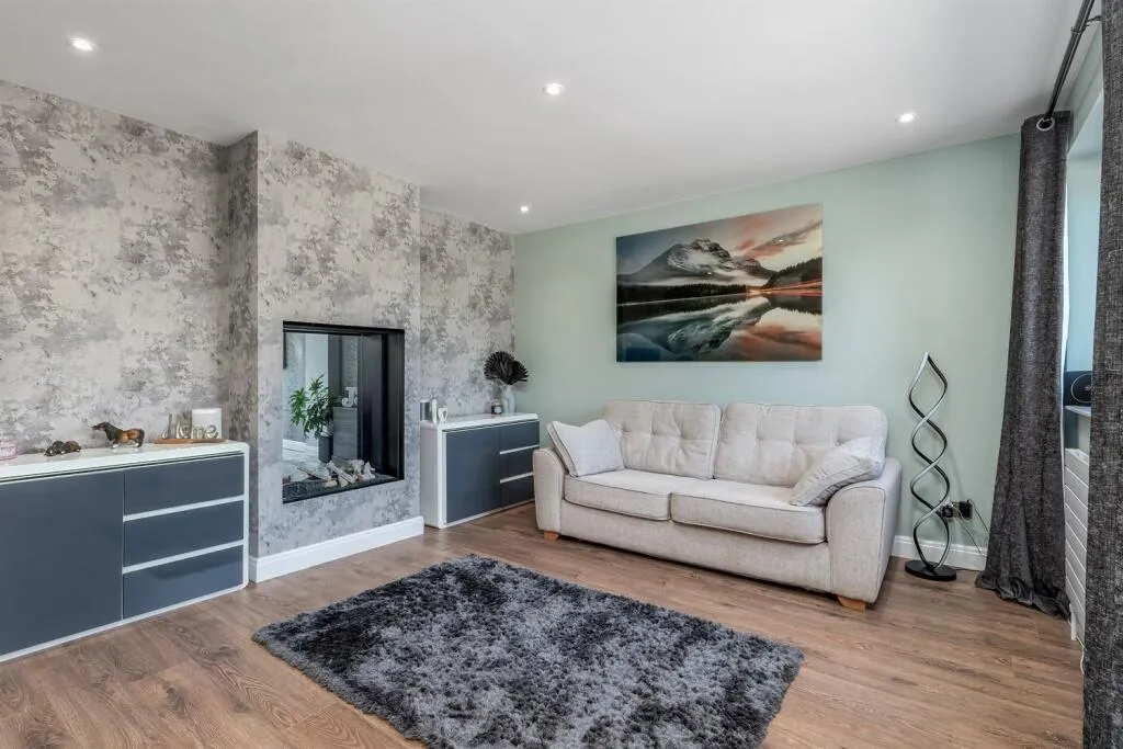 4 bed Link Detached House