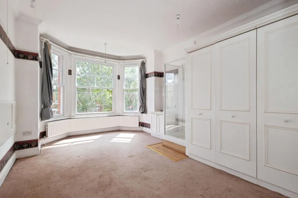 6 bed Detached