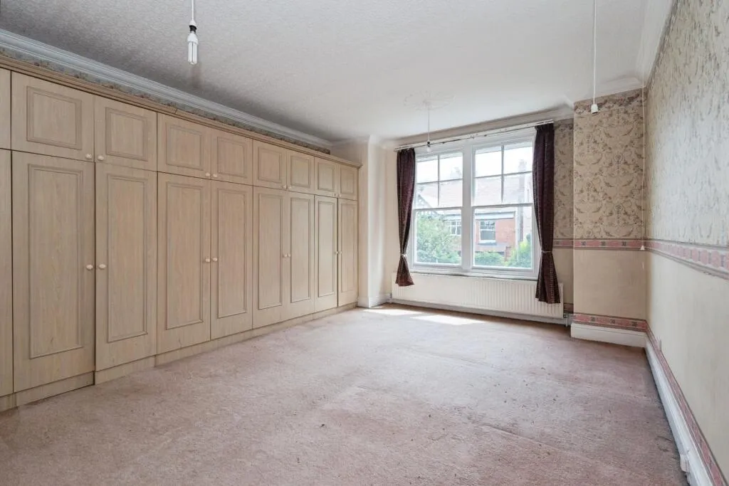 6 bed Detached