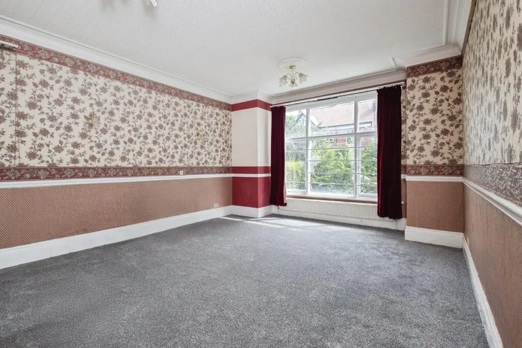 6 bed Detached
