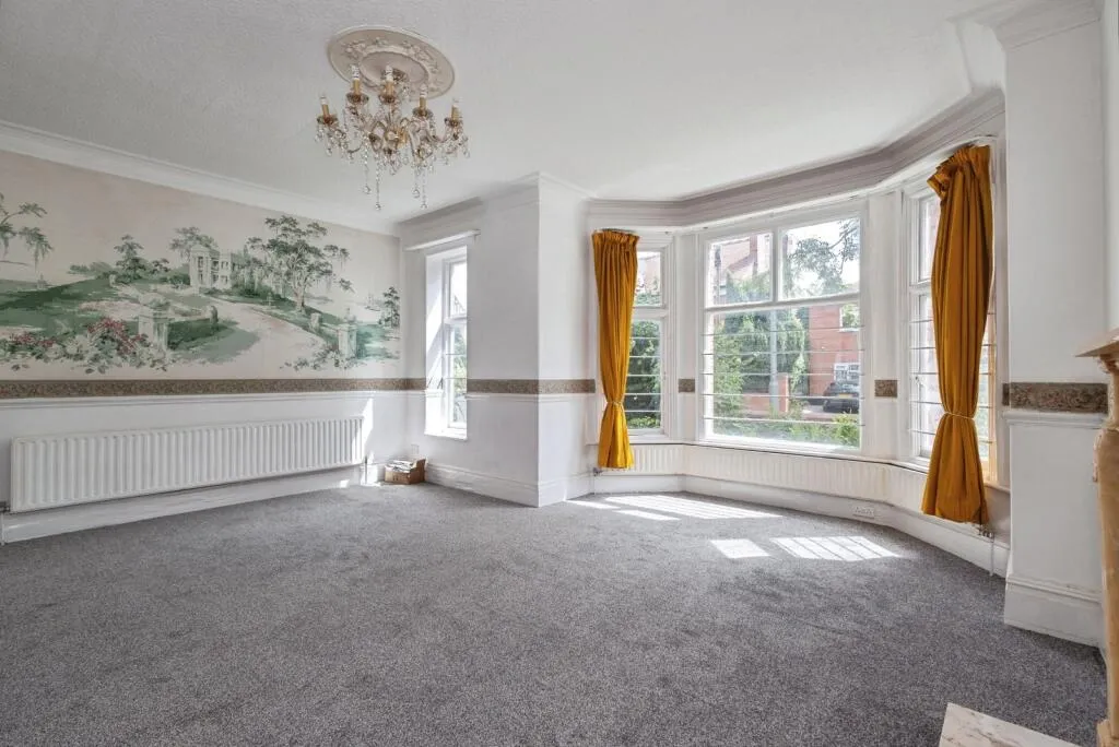 6 bed Detached