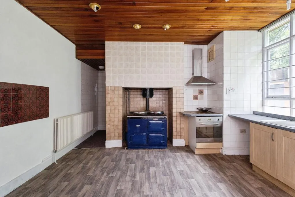 6 bed Detached