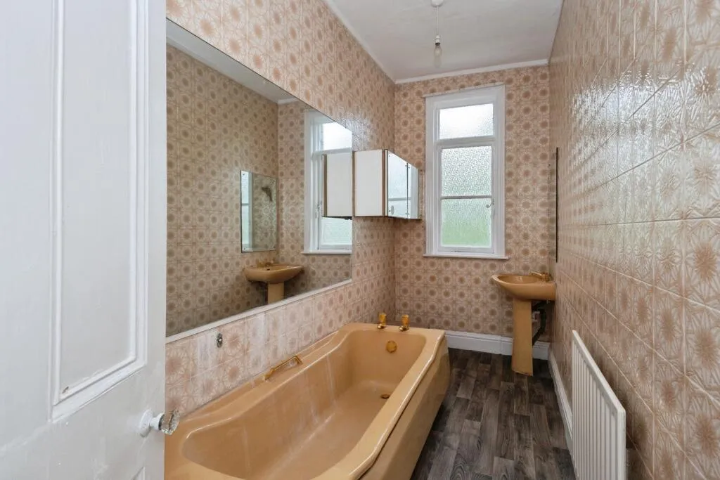 6 bed Detached