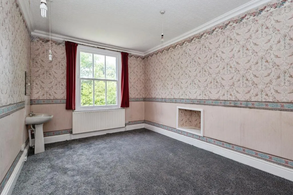 6 bed Detached