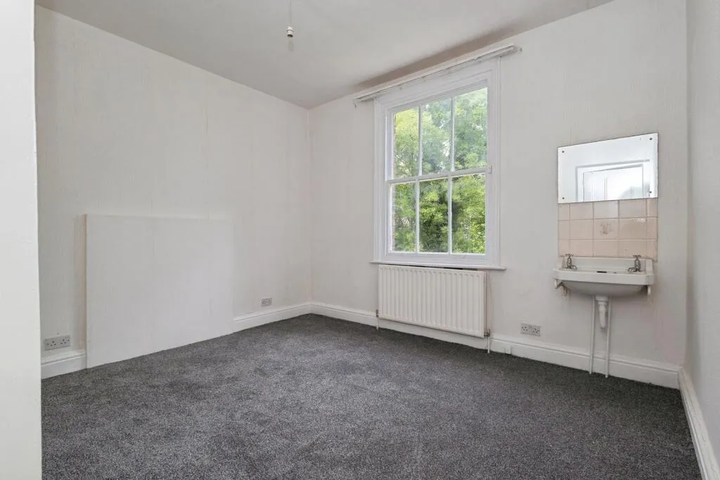 6 bed Detached