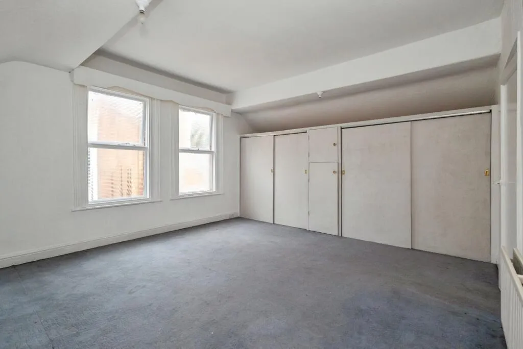 6 bed Detached