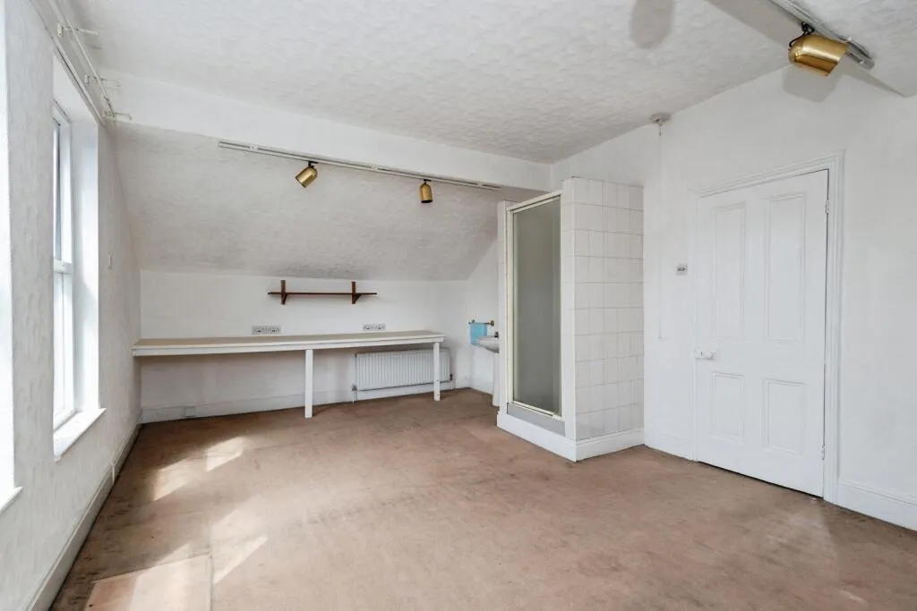 6 bed Detached