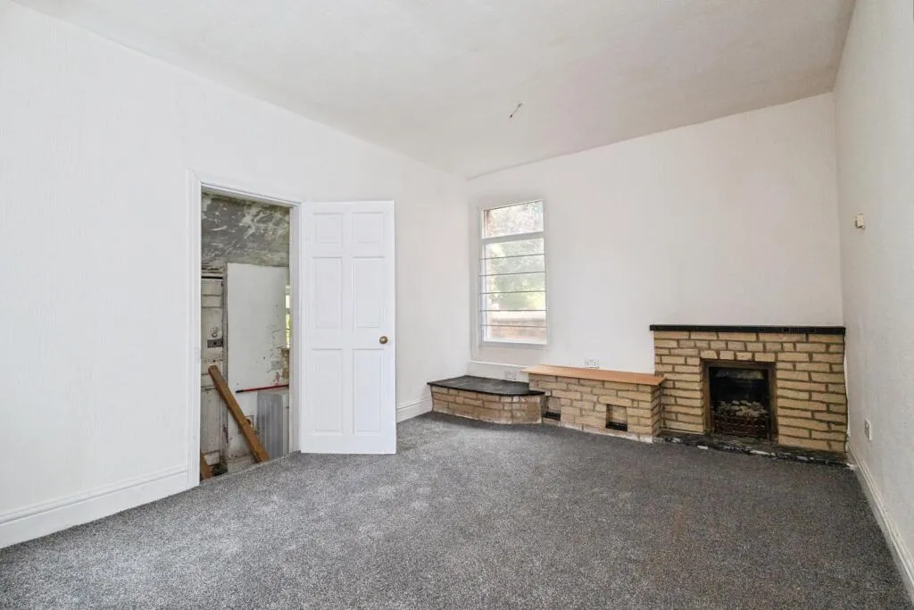 6 bed Detached