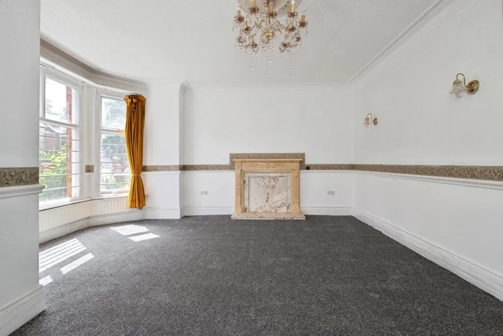 6 bed Detached