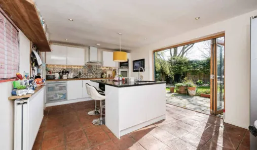 5 bed Detached