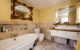 5 bed Detached