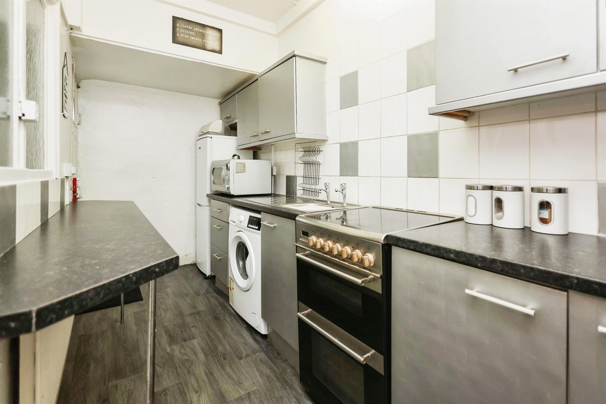 2 bed Hairdresser / Barber Shop