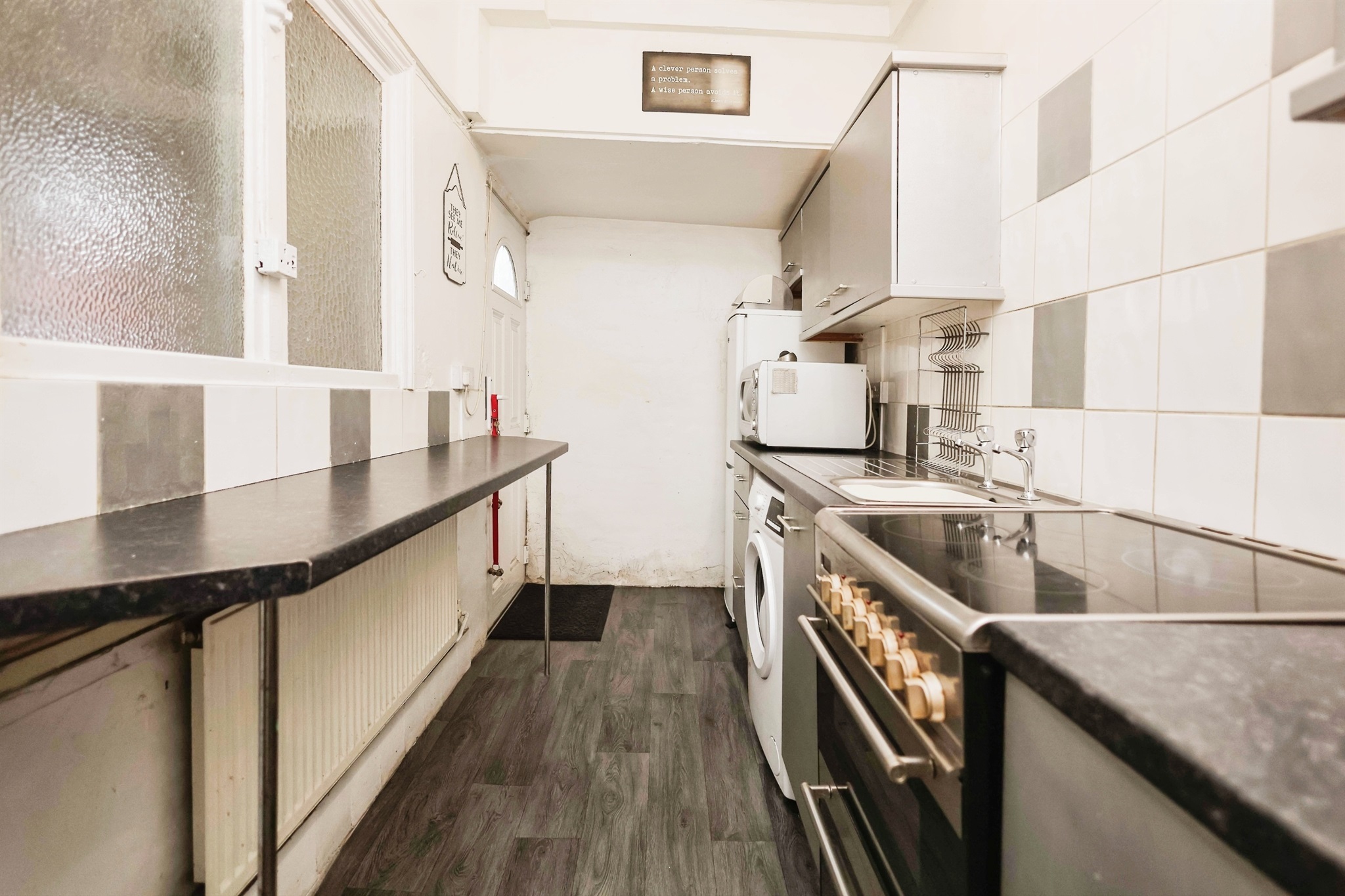 2 bed Hairdresser / Barber Shop