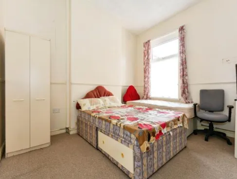 5 bed Semi-Detached