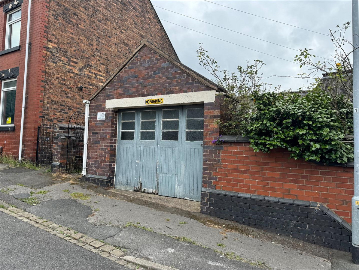 London Road, Newcastle-under-Lyme ST5 7LR