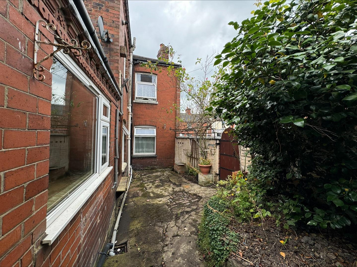 London Road, Newcastle-under-Lyme ST5 7LR