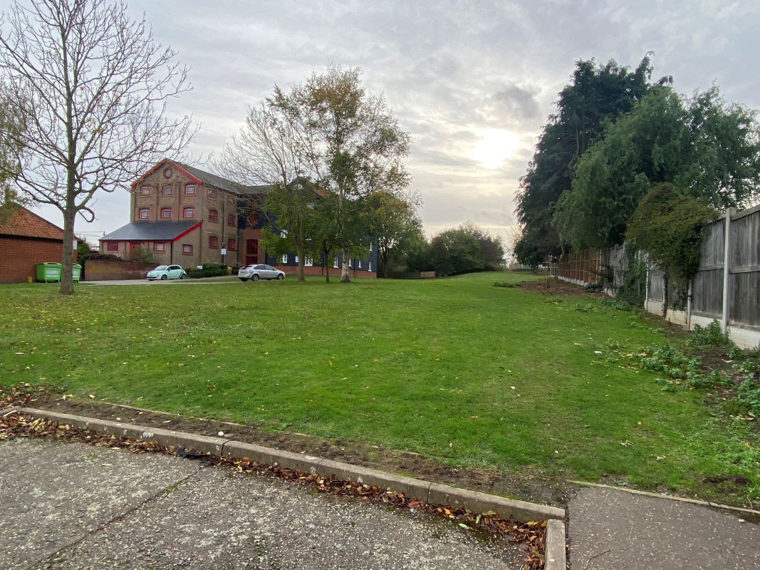 Amenity land adjacent to Kings Meadow Court, Coggeshall Road, Kelvedon, Essex, CO5 9LT - Online Auctions