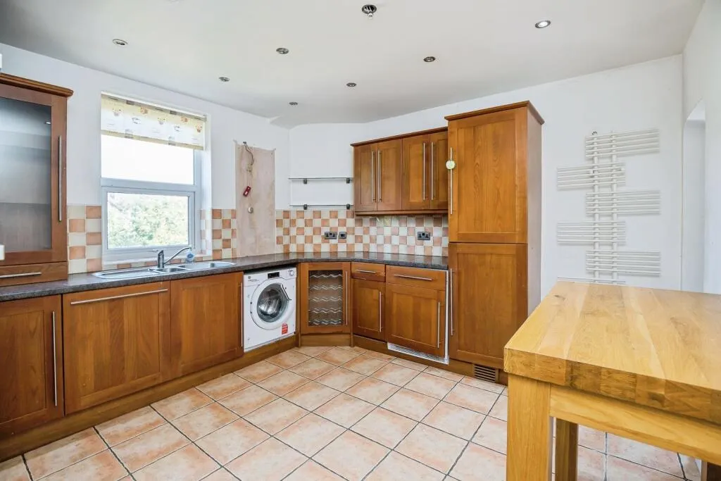 4 bed Maisonette