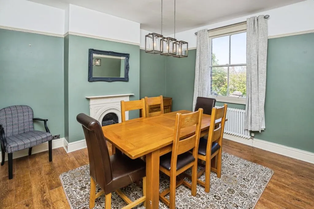4 bed Maisonette