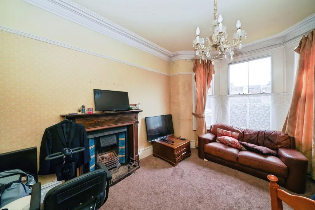 6 bed Semi-Detached
