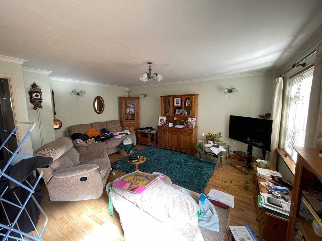 Vacant Leasehold Mid-Terrace House