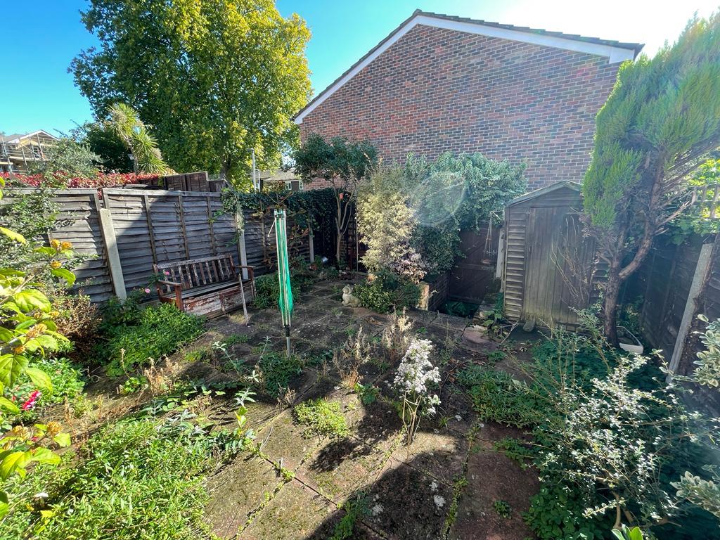 Vacant Leasehold Mid-Terrace House
