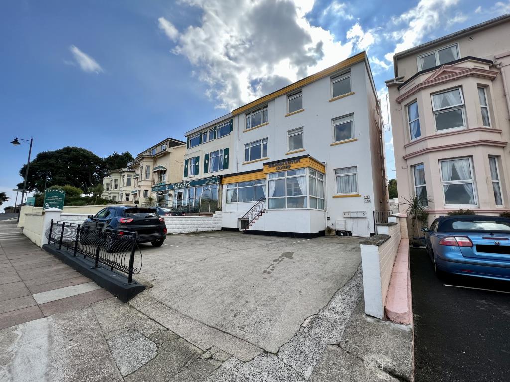 Spacious Apartment With Potential For Sub-Division With Extensive Sea Views